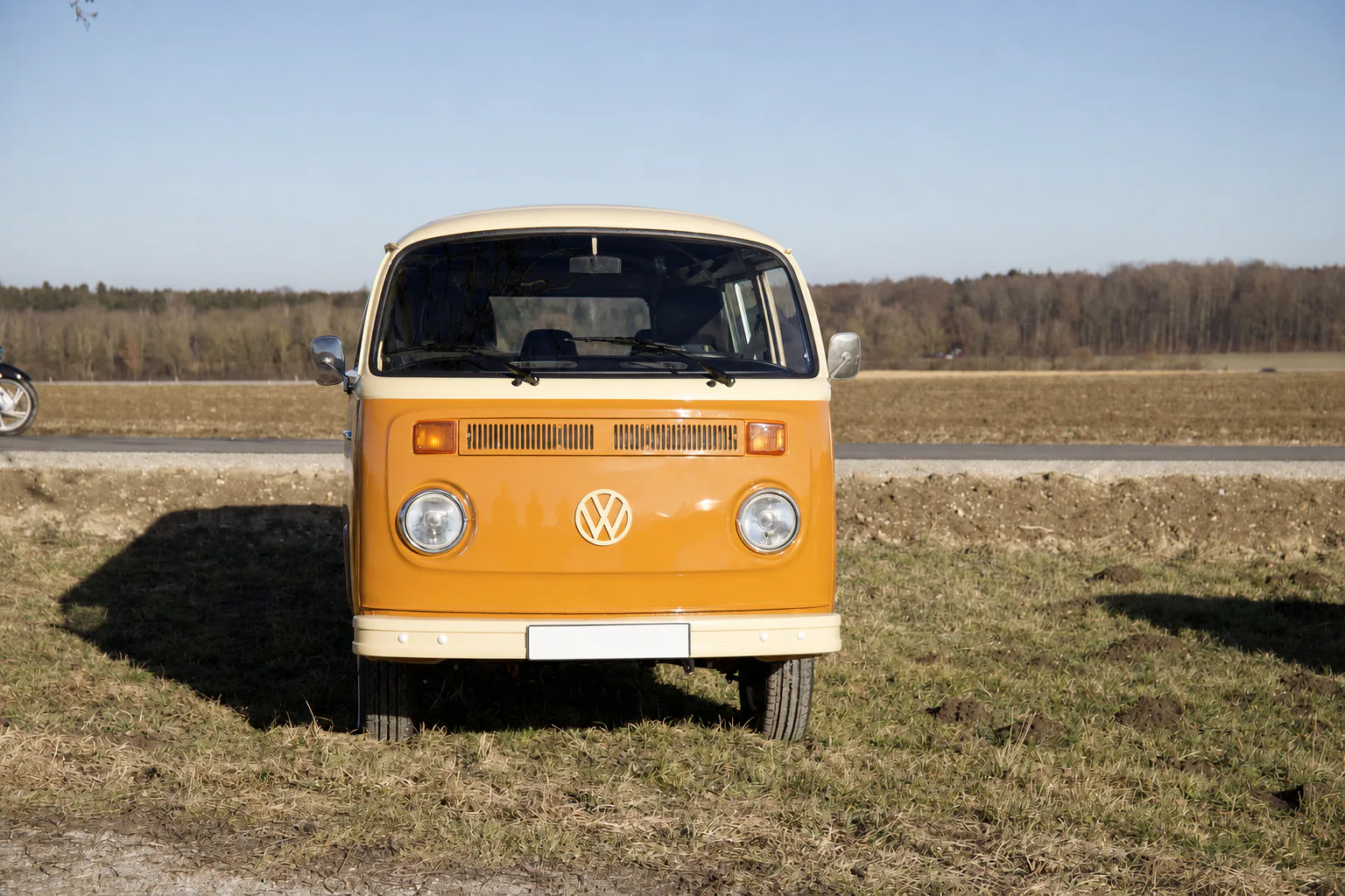 Frontansicht des orange-cremefarbenen VW T2 Bulli
