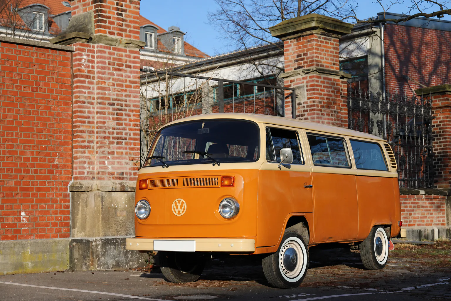 Originaler orange-cremefarbener VW T2 Bulli von Munich Bulli Tours